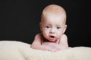 Babyfoto, aufgenommen im Fotostudio Baby schaut in die Kamera