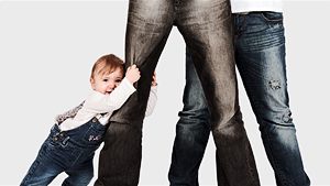 Baby hÃƒÂ¤lt sich an den Beinen der Eltern fest