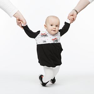 Babyfoto, aufgenommen im Fotostudio Baby an den Händen der Eltern
