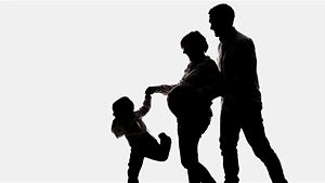 Schattenfoto einer Familie mit Kind und Babybauch