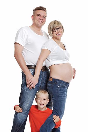 Familie mit Babybauch und Sohn