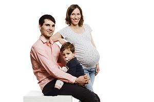 Studiofoto Familie mit Babybauch