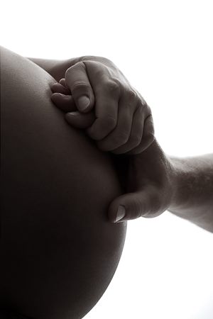 zwei Hände auf Babybauch
