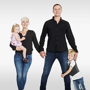 Familie mit zwei Kindern im Studio