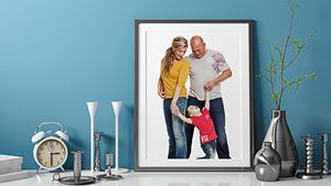 Familienfoto, aufgenommen im Fotostudio Familienfoto im Bilderrahmen auf einem Tisch