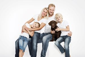 Eltern mit zweim Kindern und Hund