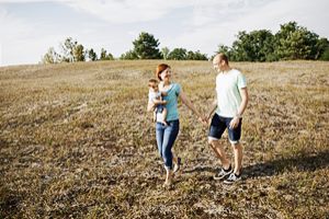 Familie läuft über eine Wiese