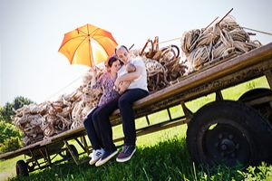 Eltern mit Baby sitz auf einem Wagen