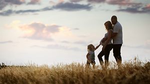 Familie im Sonnenuntergang