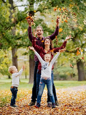 Familie wirft Herbstlaub