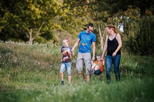 Familie lÃƒÂ¤uft durch die Natur