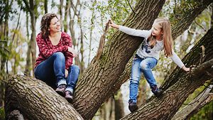 Mutter und Tochter auf einem Baum