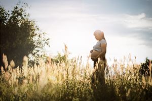 Babybauch im Sonnenuntergang