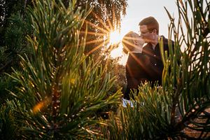 Pärchen küsst sich in der Abendsonne