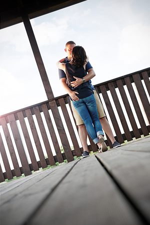 Paar küsst sich auf einem Aussichtsturm