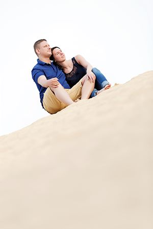 Pärchen sitzt am Strand